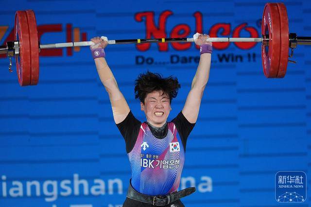 爱沙尼亚选手在举重比赛中获得亚军
